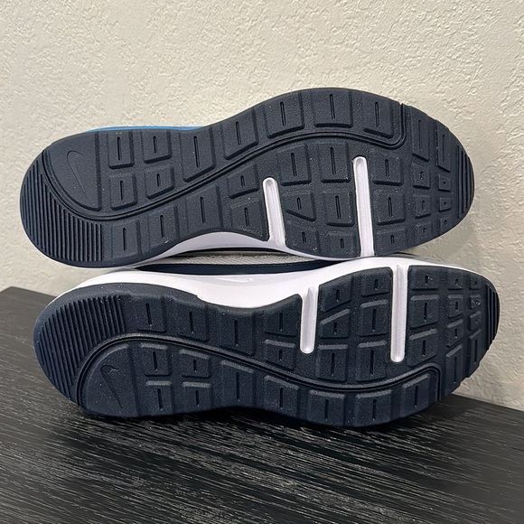 Men’s 10.5 Nike Air Max AP Athletic shoes White Black Grey Blue Brand New in Box - Picture 8 of 8